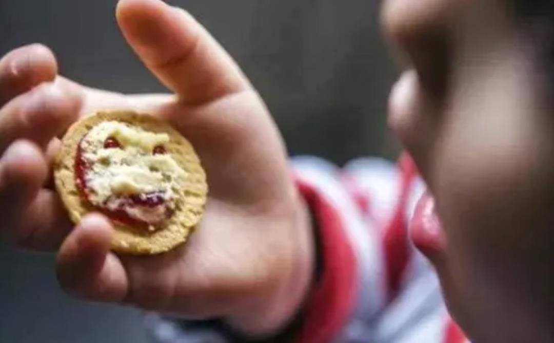 饮食习惯|千万不要阻止孩子吃零食!