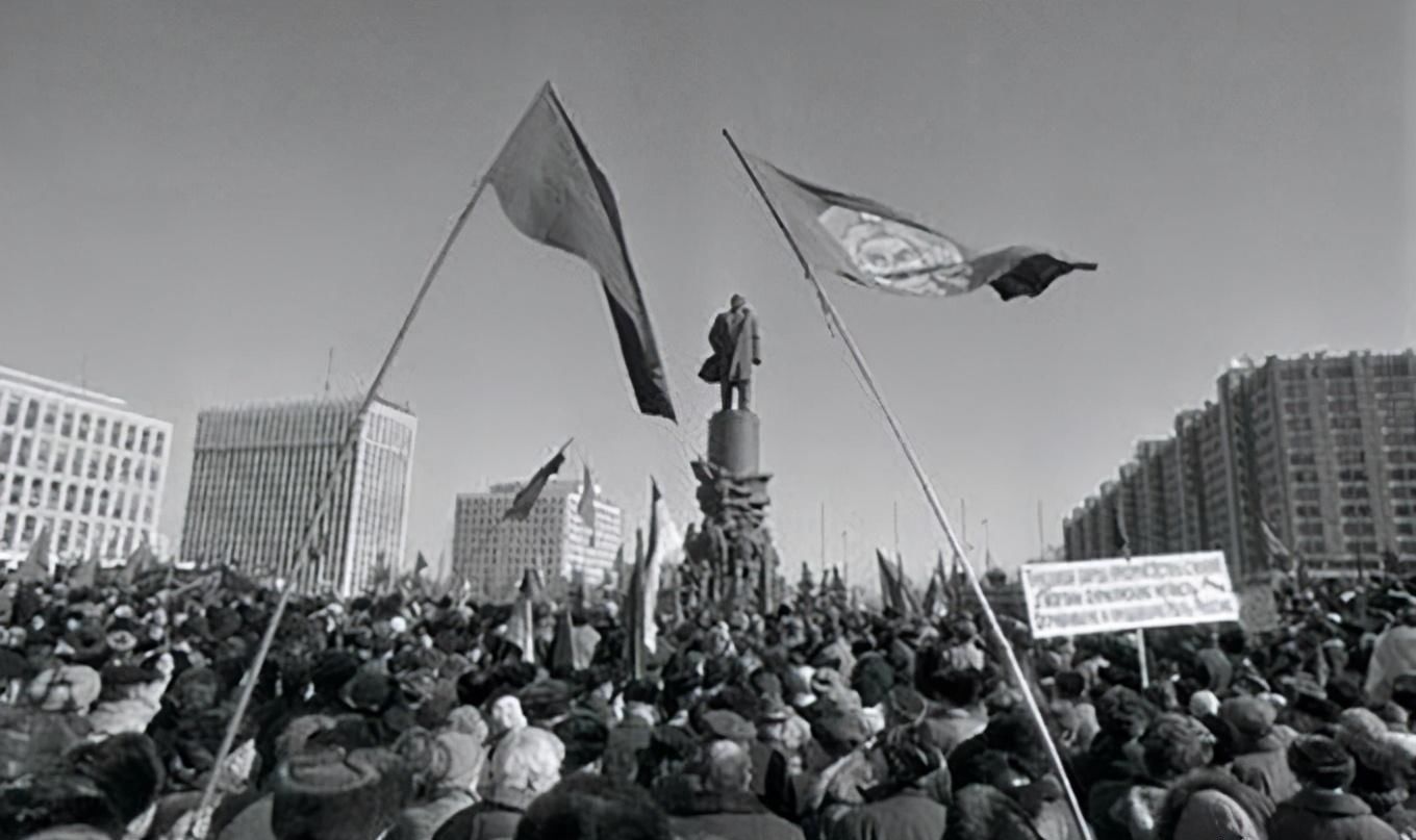 解体|200多万人手拉手组成人链，苏联迎来解体浪潮