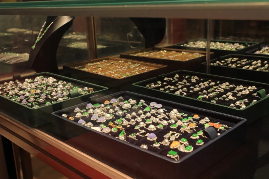 直射光|翡翠柜台上的翡翠可不是随便摆的,这样弄你才会喜欢买!