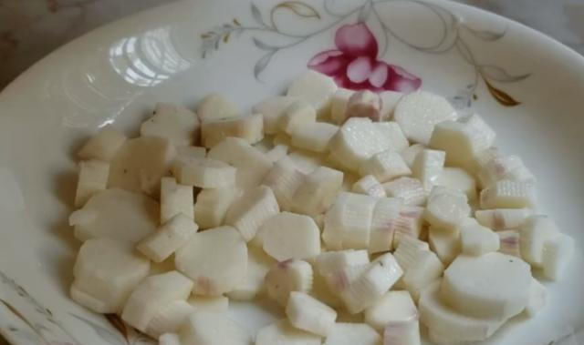 山药又出新吃法,加一把芝麻,简单一做,松软香甜,孩子抢着吃