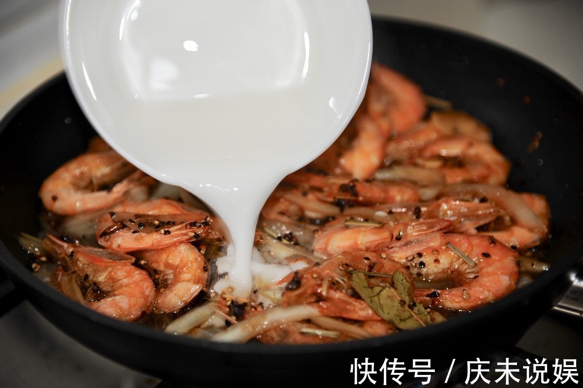 大虾好吃的做法，加入黑胡椒炖煮入味，鲜美可口，好吃到舔手指