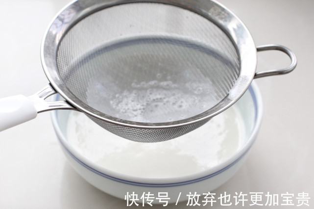 风靡朋友圈的网红小甜品，没有烤箱也能做，软糯香甜一口气能吃仨