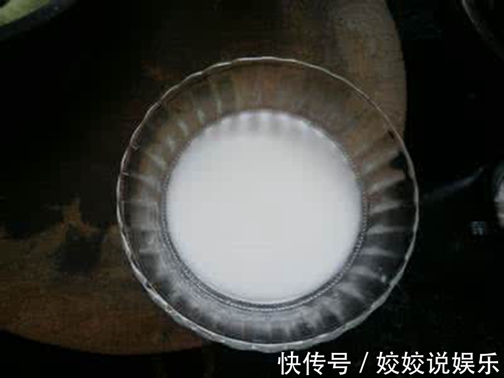 煎水饺时，万万别只会放油，只需多加一点它，饺子又酥又香