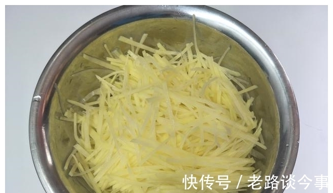 青辣椒|炒土豆丝时,直接倒醋是外行,教你1个妙招,土豆丝好吃不呛口