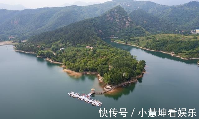 百丈崖水库|航拍济南章丘百丈崖水库，群峰环绕碧荡漾，绿水青山美如画卷