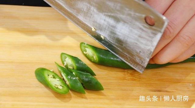 想吃肉了,做了一道土豆炖排骨,配上韩式辣酱,太下饭了