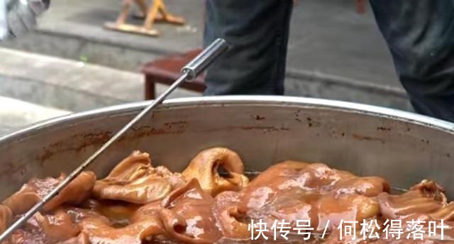 大叔擅长做小吃，女儿去给她当助手，5元一个出摊1小时就抢光！