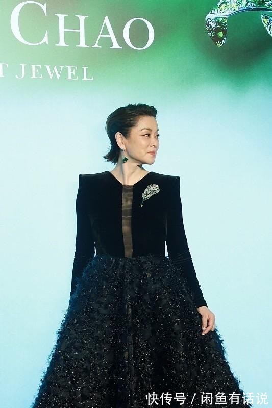 裙装|毛阿敏从容面对衰老，穿黑色长裙梳大背头，皱纹明显气场仍强大