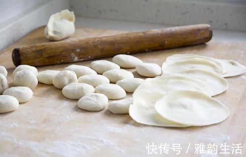 面团|怎么使饺子皮又软又筋？卖了30年饺子的阿婆告诉你窍门，快收藏