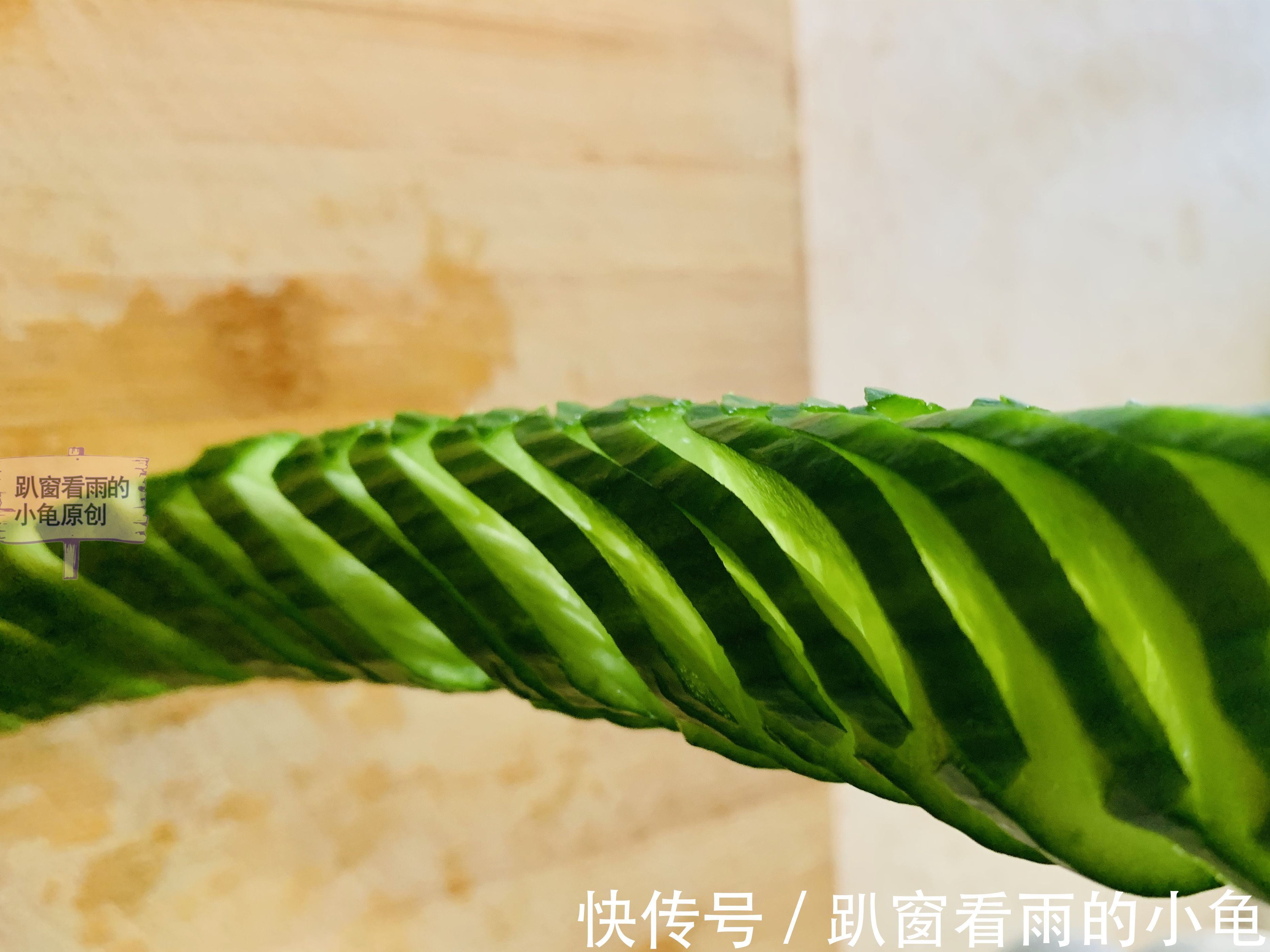 黄瓜|夏天，黄瓜凉菜就得这么做，吃起来清新爽脆，酸辣甜鲜