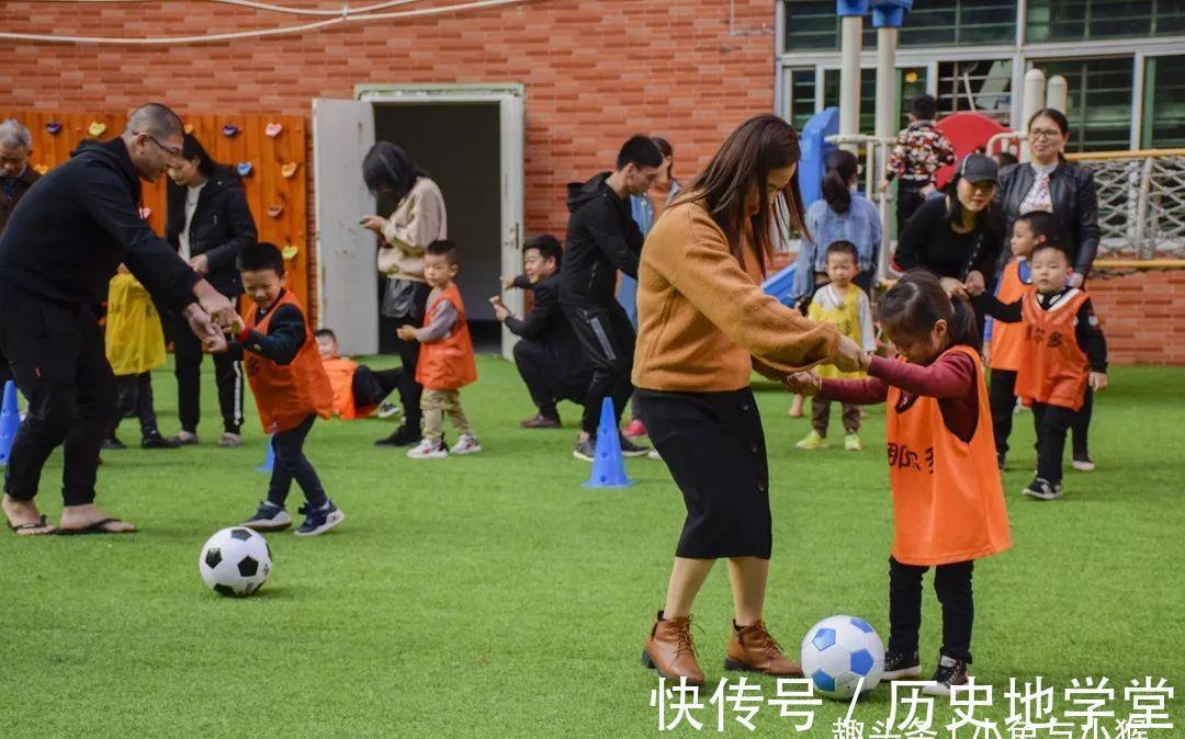 打分|11岁男孩给父母打分,爸爸10分,妈妈0分,评价标准很“无奈”