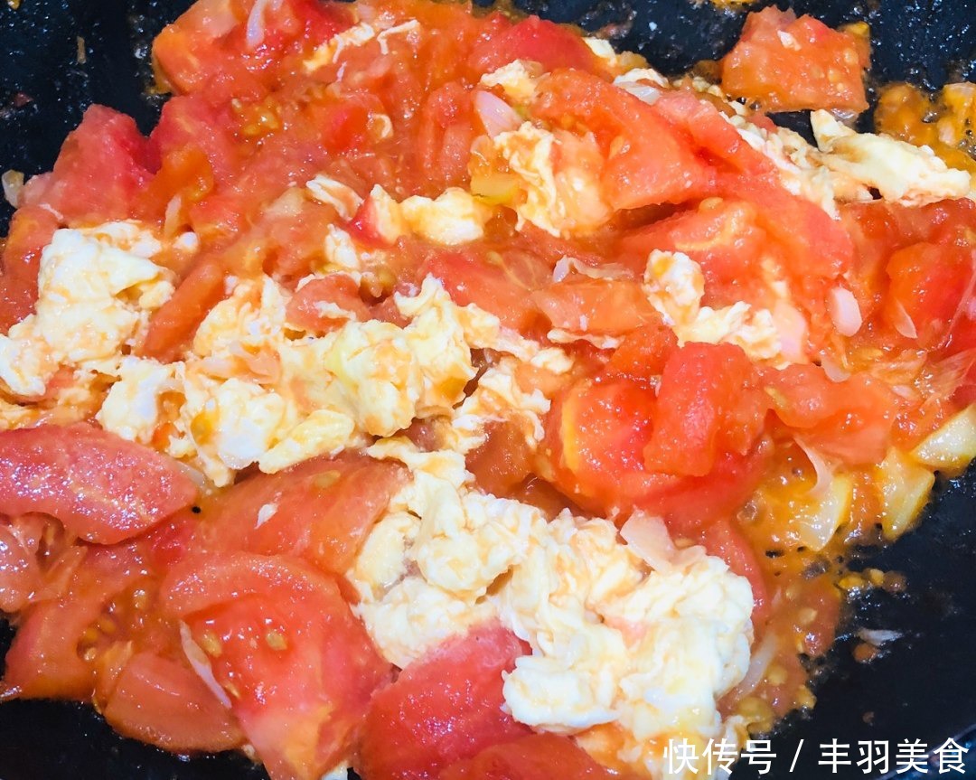 西红柿炒鸡蛋,先炒鸡蛋,还是先炒西红柿,大厨这样做才正确!