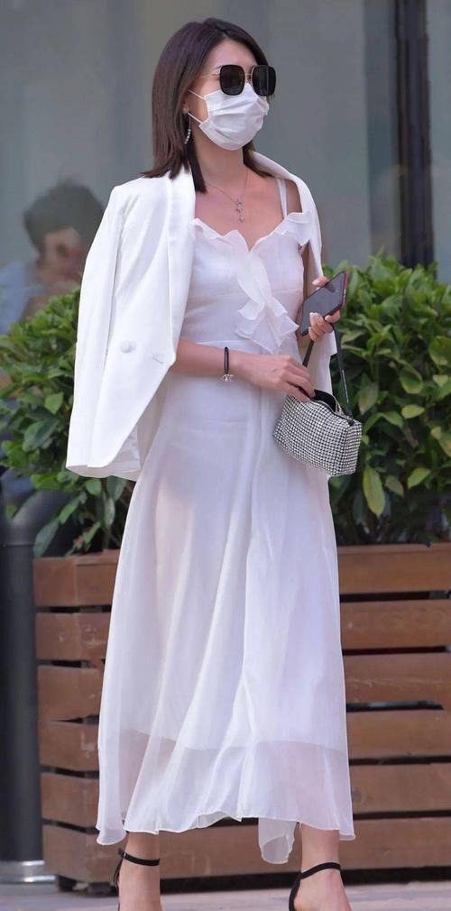  白色|小姐姐白色连衣短裙，配上一双水晶高跟鞋，亭亭玉立的美腿