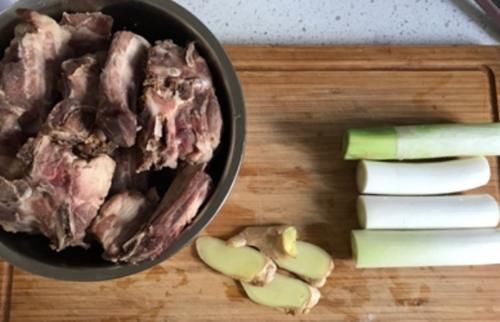 难怪猪肉那么香,还是将猪肉焯水去腥水,大厨,只要我们方法用对了