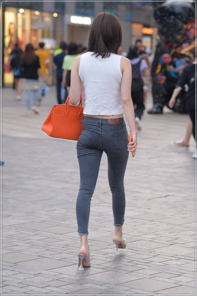 牛仔裤|街拍美女：简单的白色背心，搭配露膝牛仔裤很时髦，简约时尚