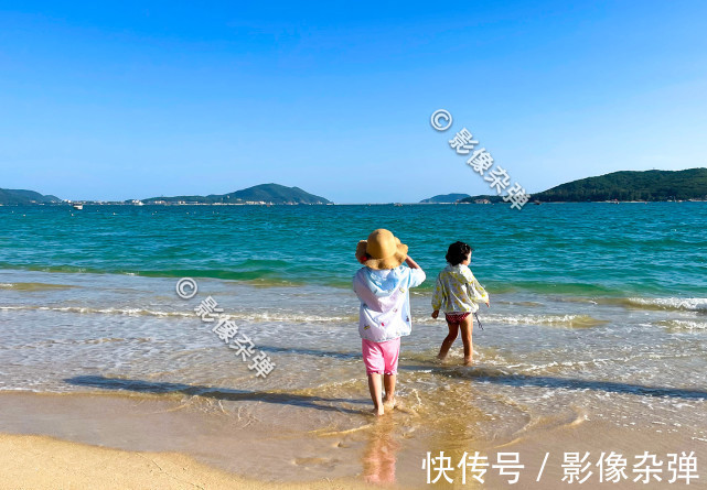 东北人|实拍真实的三亚亚龙湾海滩，帅哥美女清凉逛海滩，人气有点冷清