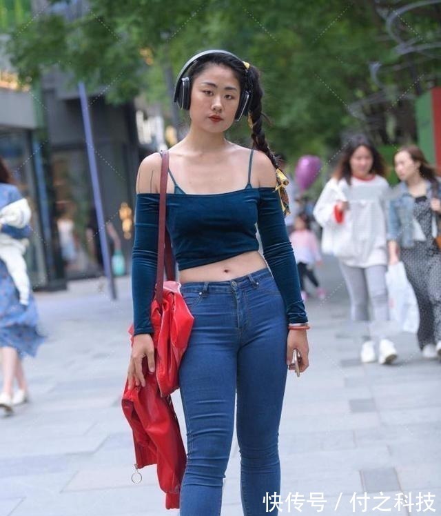 丝绒 短款蓝色丝绒一字肩上衣,高贵典雅,气质十足