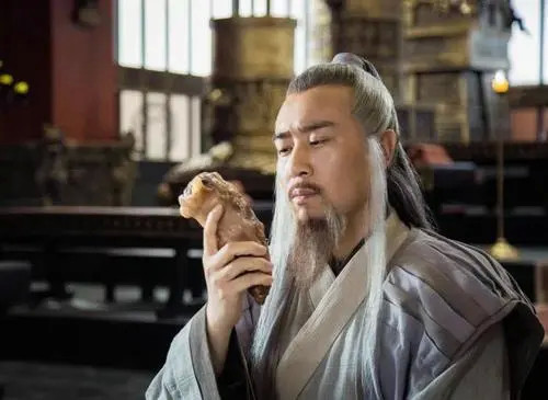 太上老君@有两件天生法宝,一件在女娲娘娘的手里,另一件在太上老君的手里