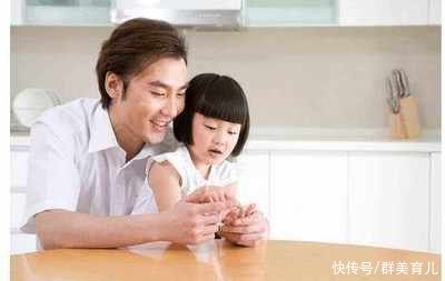 孩子|爸爸与3女儿床上嬉闹引争议，越界的亲密，会给孩子带来什么？