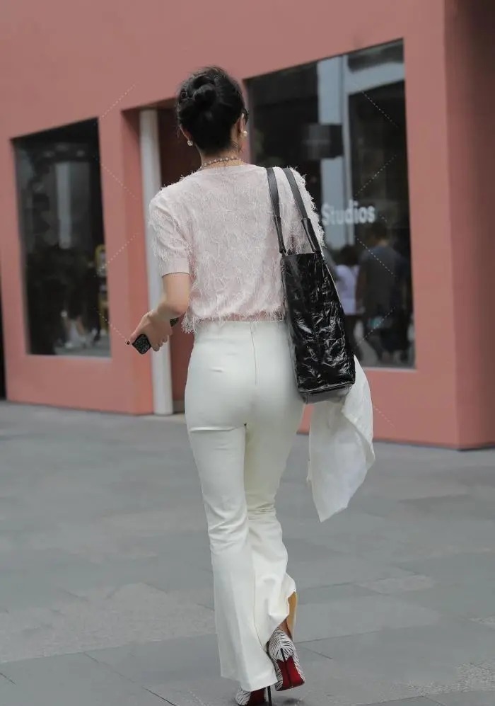 有此倾城好颜色,天教晚发赛诸花,休闲个性喇叭裤穿出个性和魅力