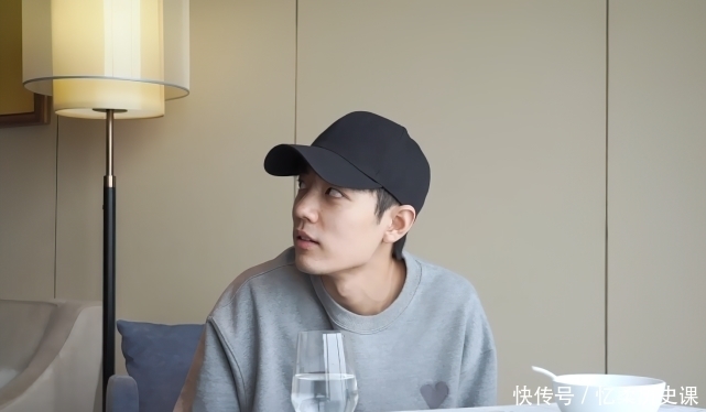 肖战素颜录制vlog,全程面带笑容瞄向左边,说到他时比偶像剧还甜