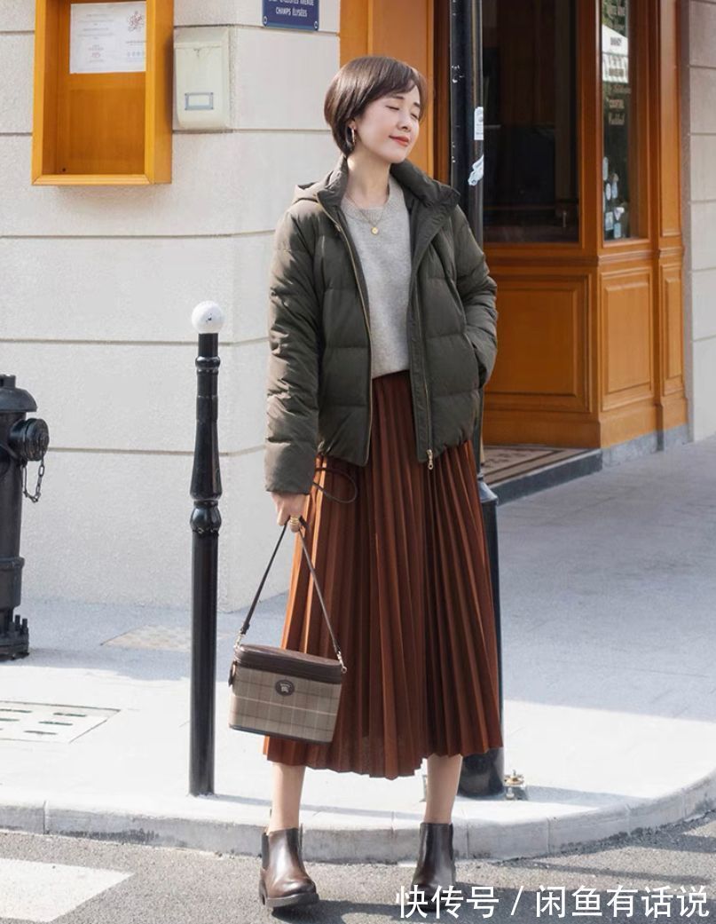 大衣 有气质的中年女人,穿半裙会选“过膝不过踝”,搭配毛衣优雅得体