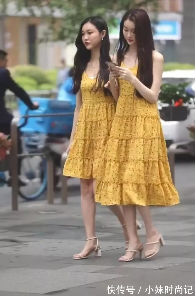 长裙 街拍: 一对漂亮姐妹花, 黄色长裙黄色短裙, 走在街上格外亮眼!