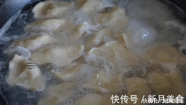 第一次用它来包饺子,超乎想象的好吃,皮薄大馅,个顶个的鲜