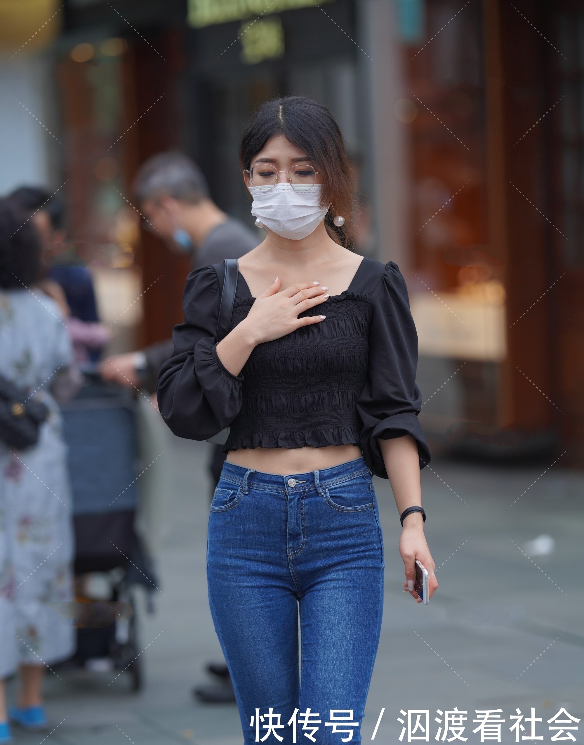 方领长袖搭配牛仔裤，穿起来舒适又随意，休闲百搭