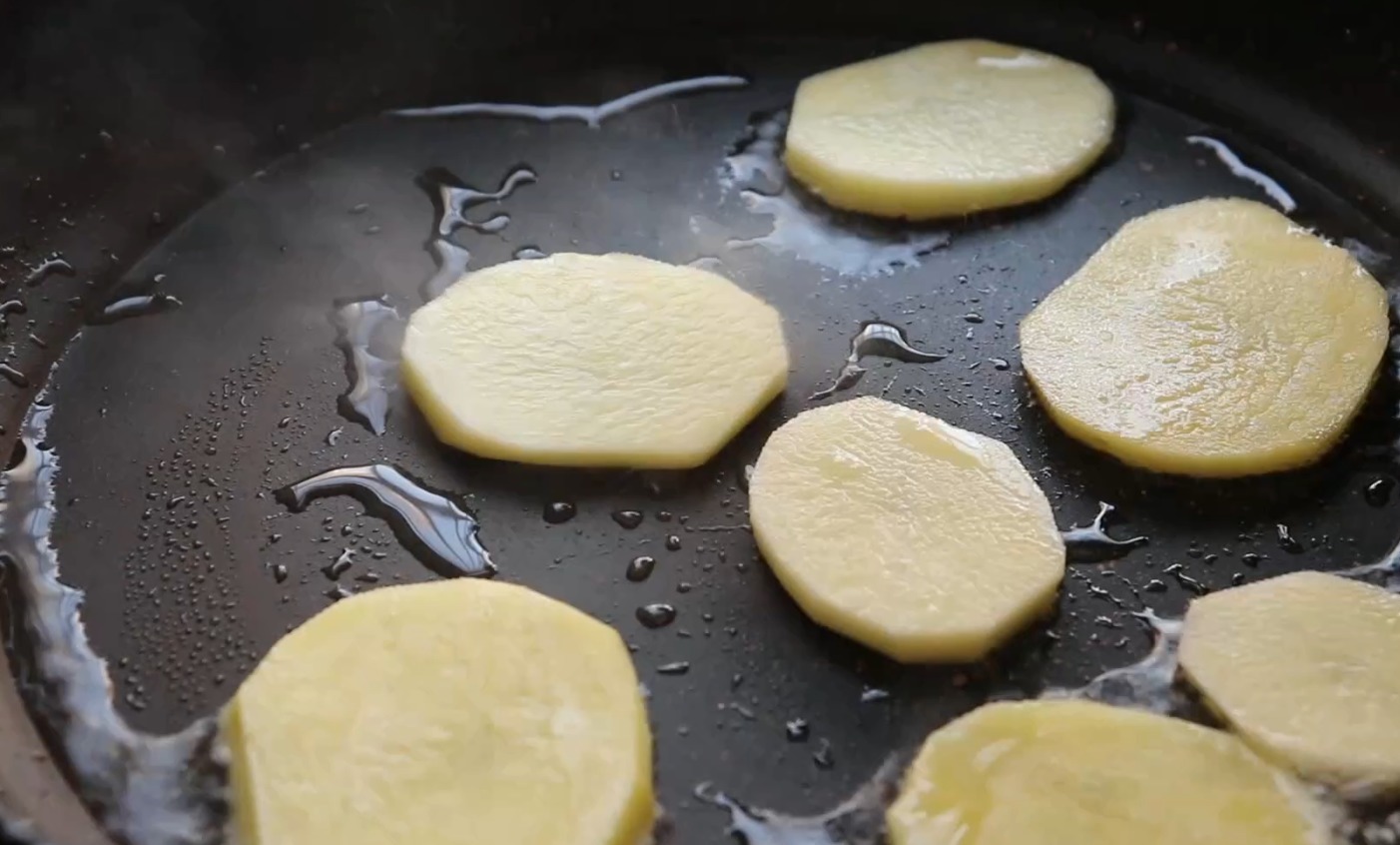 土豆别再做老一套了，这做法真是第一次见，超级下饭，全家爱吃