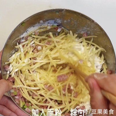小葱|原来香肠土豆丝饼才是真正的米饭杀手
