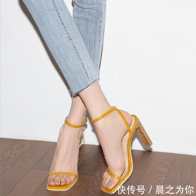 大长腿 一字带露趾造型,散发出性感韵味