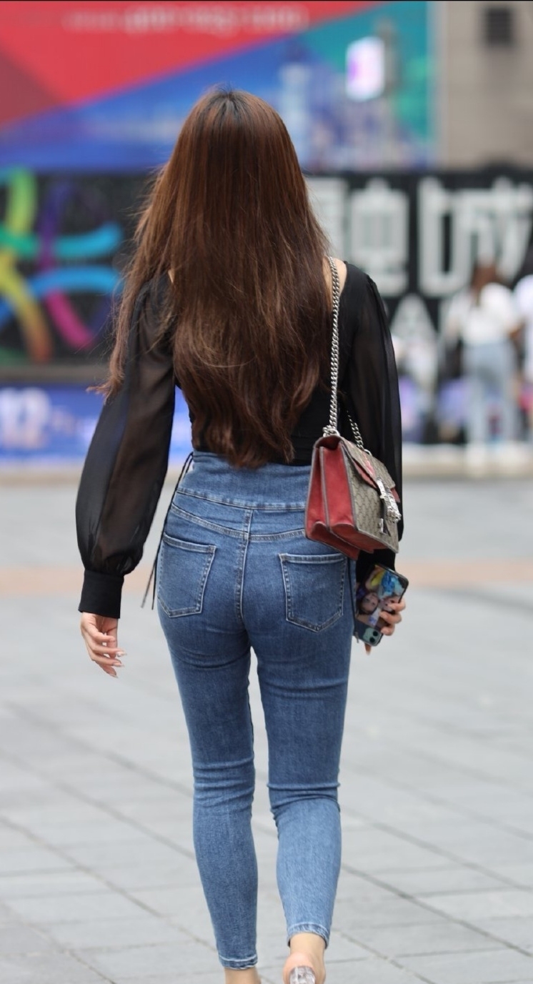 搭配|小心机吊带套装搭配牛仔短裤,配黑色皮质马丁靴,穿出新高度