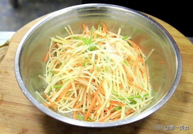 香煎土豆饼|土豆不炖不炒不油炸，3分钟秘制新吃法，香酥柔软，做一盘不够吃