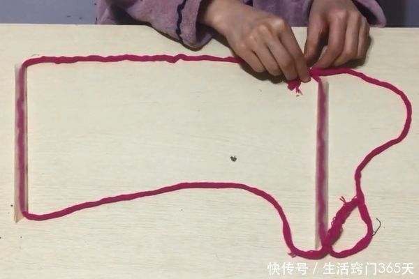 在吸管中穿一根绳子,挂在卫生间墙上太实用了,全家人都抢着用!