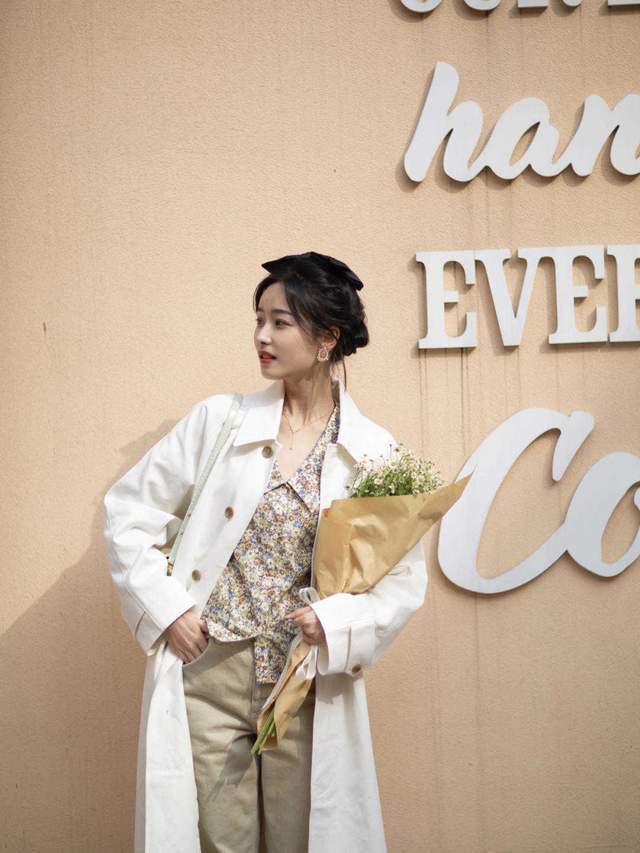 小姐姐|入秋外套不知如何选,一件风衣就够了,大气又时尚,还能提升气质