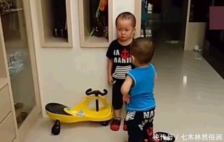 弟弟|大宝哥哥被罚站，2个双胞胎弟弟的反应，妈妈在卧室看到偷笑