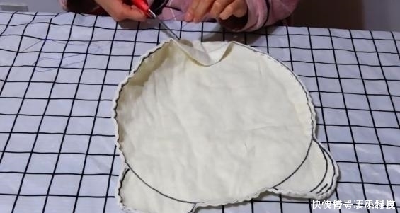 抱枕|家里不穿的废旧衣服不要扔,照着锅盖剪一剪,超市的要卖一两百!