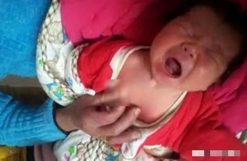 鼻梁|新生儿出生7天哭闹不停,宝妈掀开衣服一看,是婆婆动了“手脚”