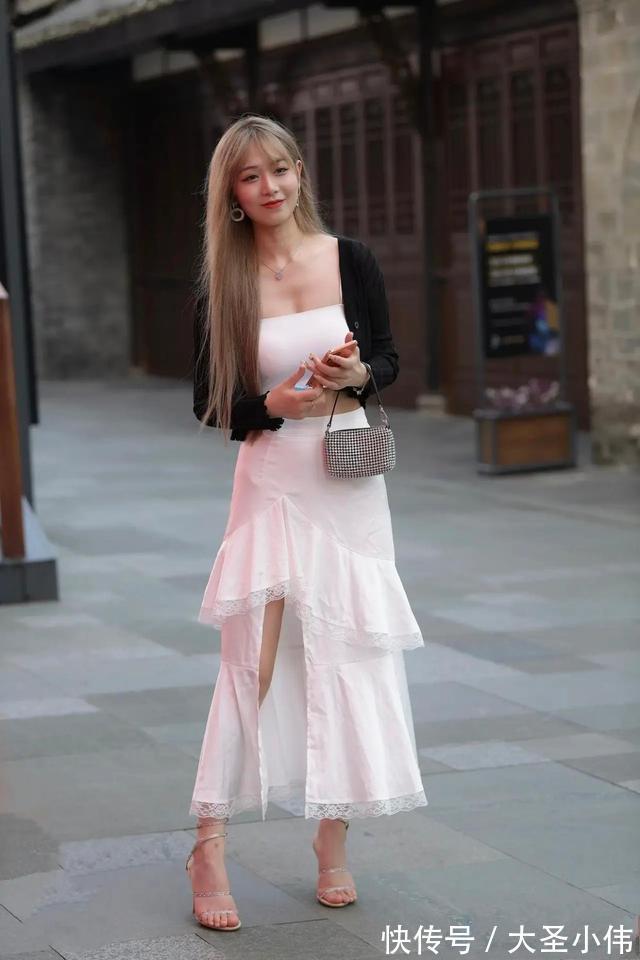 针织开衫|美女街拍:修身效果搭配时,要认真考虑的因素,把身材修饰好会让你更美