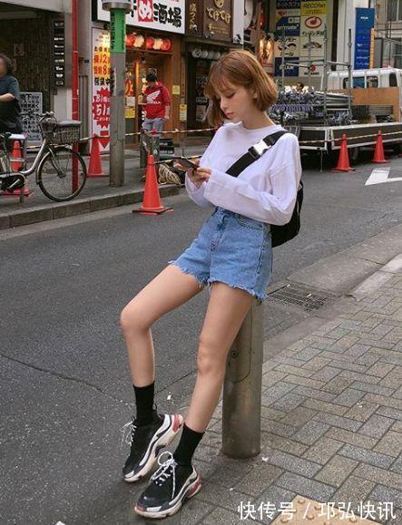 短版 牛仔单品可以穿搭出任何风格，真不愧是时尚界的王者！