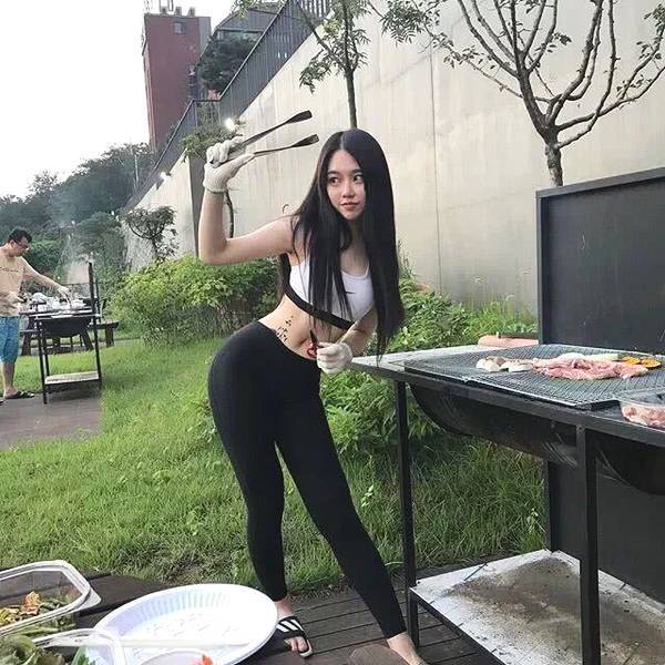 时髦 性感热辣的打底裤小美女,时髦显瘦的穿搭,尽显无穷的青春魅力