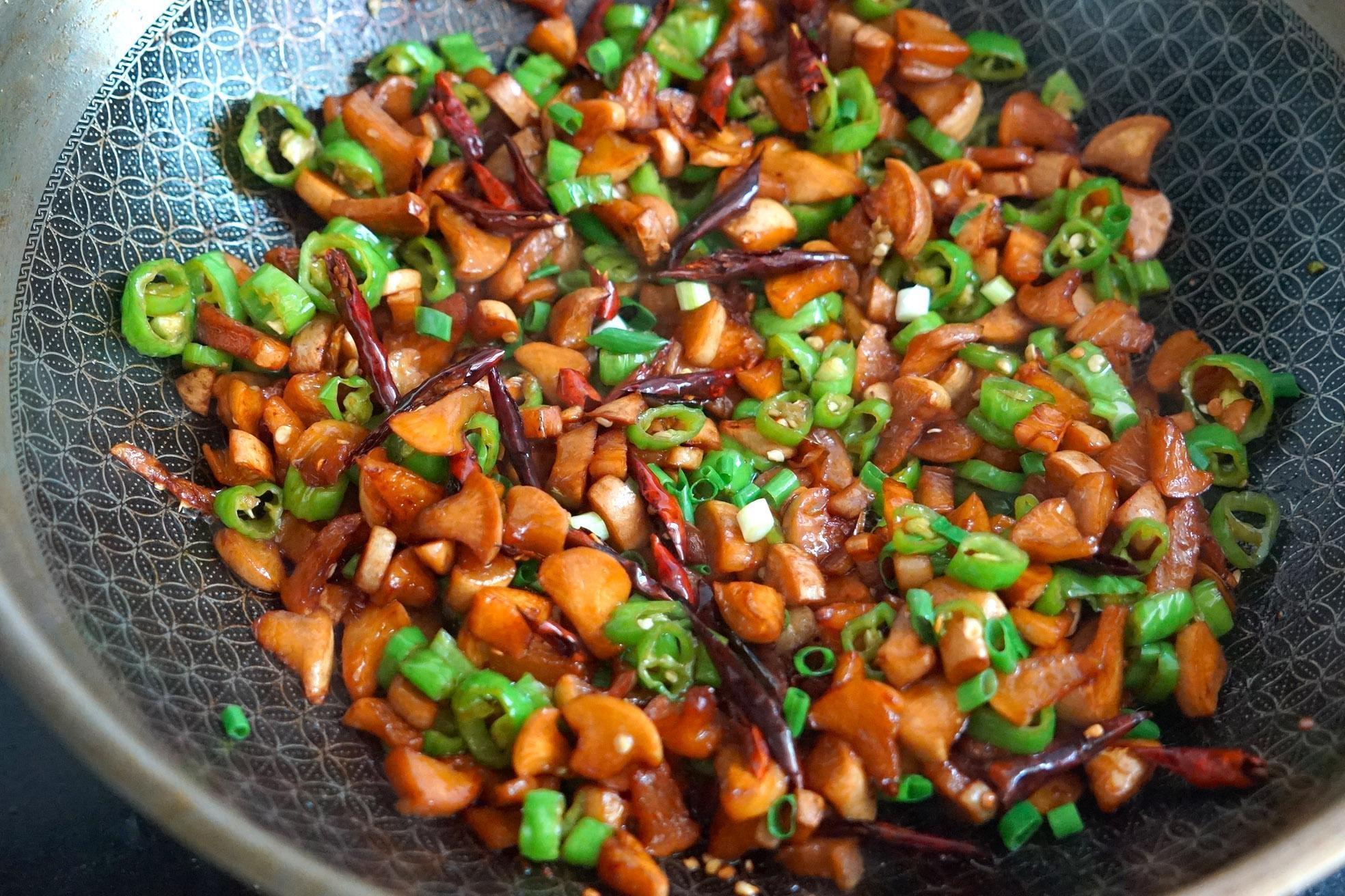 这种菜过去家家户户都有,配上辣椒炒一炒太下饭了,给肉都不换