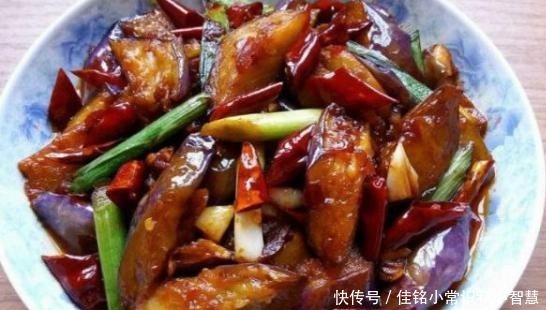烧茄子最忌直接下锅,不然费油还难吃,多加1步,茄子香软不油腻