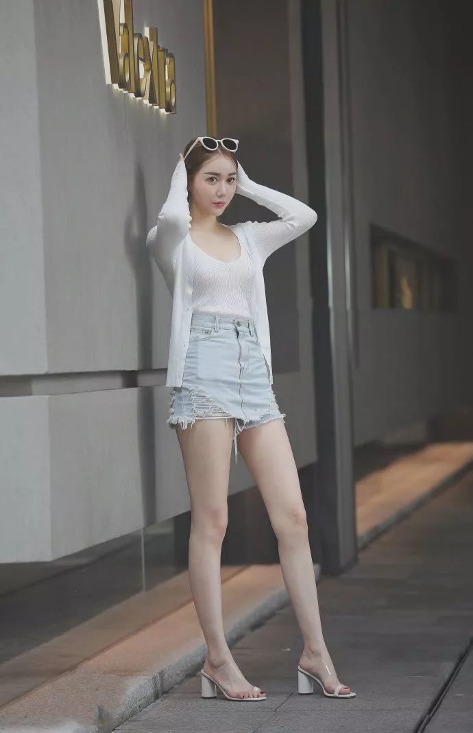 美女|街拍:气质清秀的短发美女,多了几分高贵气韵