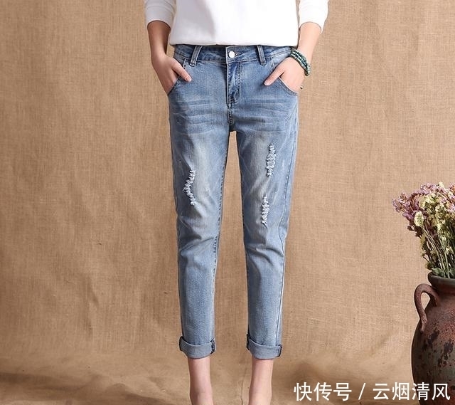 卫衣配牛仔裤才好看，上宽下窄无敌显瘦