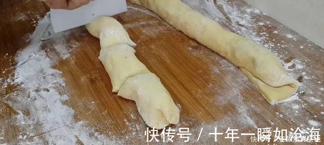 创意|1斤红豆,3勺面粉,擀一擀烙一烙,做出创意烧饼,比面包香甜好吃!
