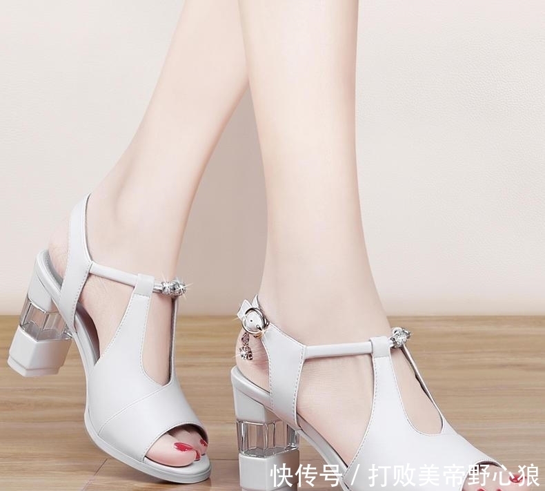 心动不已|一字带粗跟露趾凉鞋打造独有的女性气息,让人心动不已