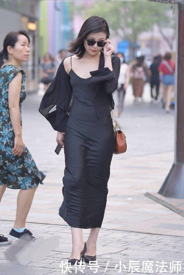 吊带 美女穿搭:吊带连衣裙外加黑色薄纱外套,气质出众,笑容迷人