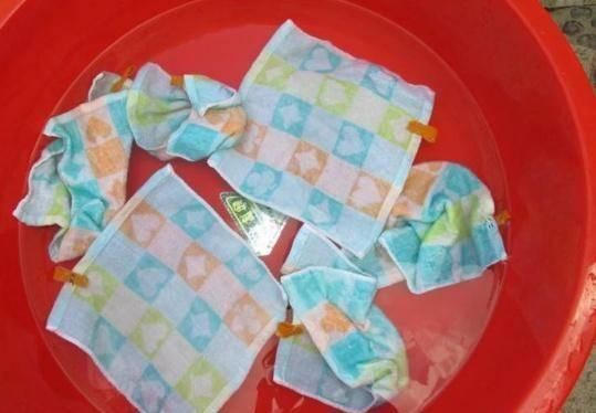 毛巾变硬“脏兮兮”清洗加点“小东西”，水里泡一泡，干净除菌